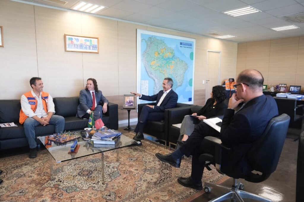 Veneziano trata com ministro de liberações para municípios atingidos pelas chuvas na Paraíba e início das obras do 3º Eixo da Transposição 15 veneziano trata com ministro de liberacoes para municipios atingidos pelas chuvas na paraiba e inicio das obras do 3o eixo da transposicao 4