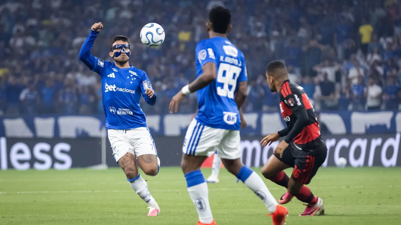 Após sofrer na janela, Flamengo encara um Cruzeiro cheio de caras novas
