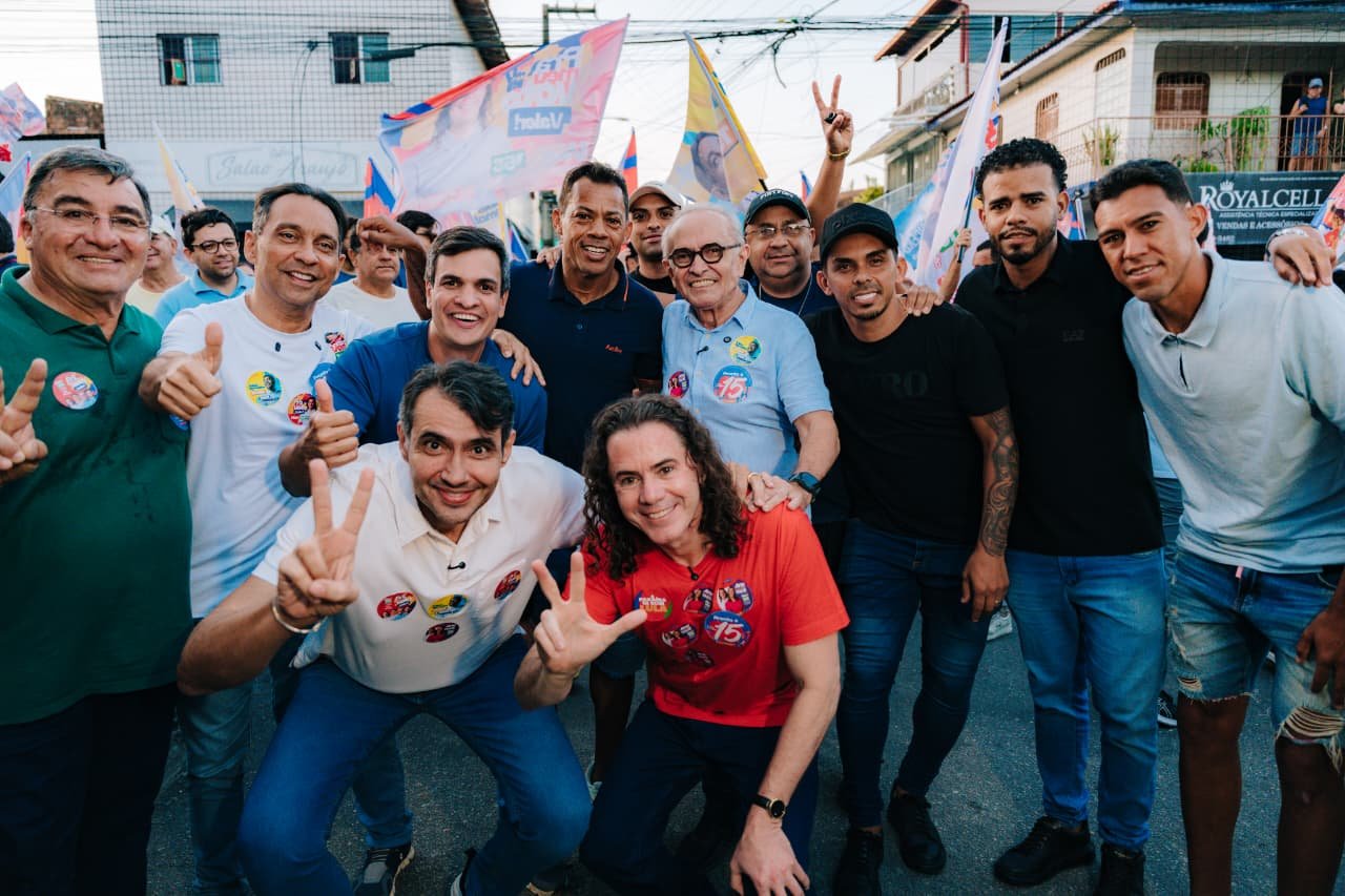 Cícero, Diogo, Veneziano, André e Romero puxam multidão em caminhada na Zona Leste de Campina