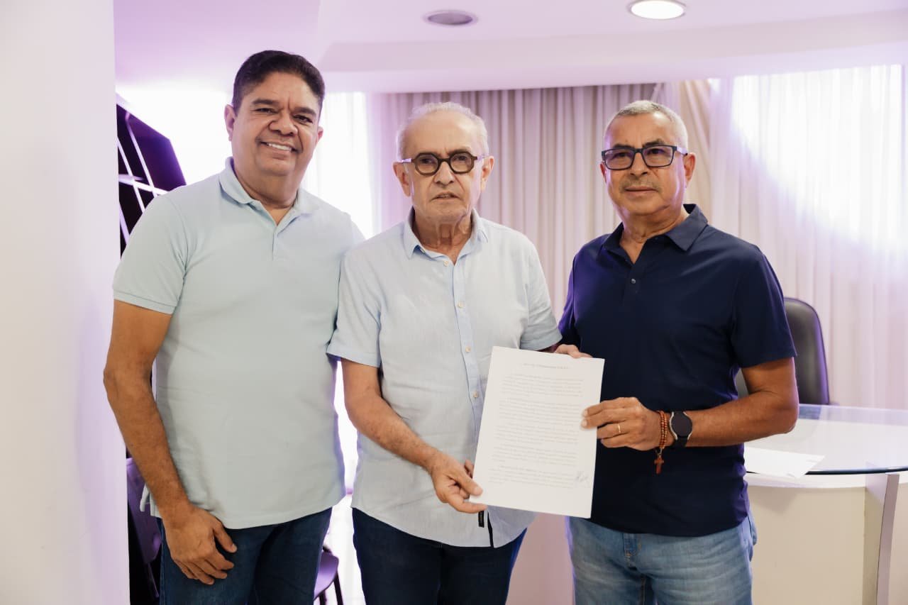 Cícero Lucena recebe representantes do Sindttran e assina carta de compromisso com demandas da categoria
