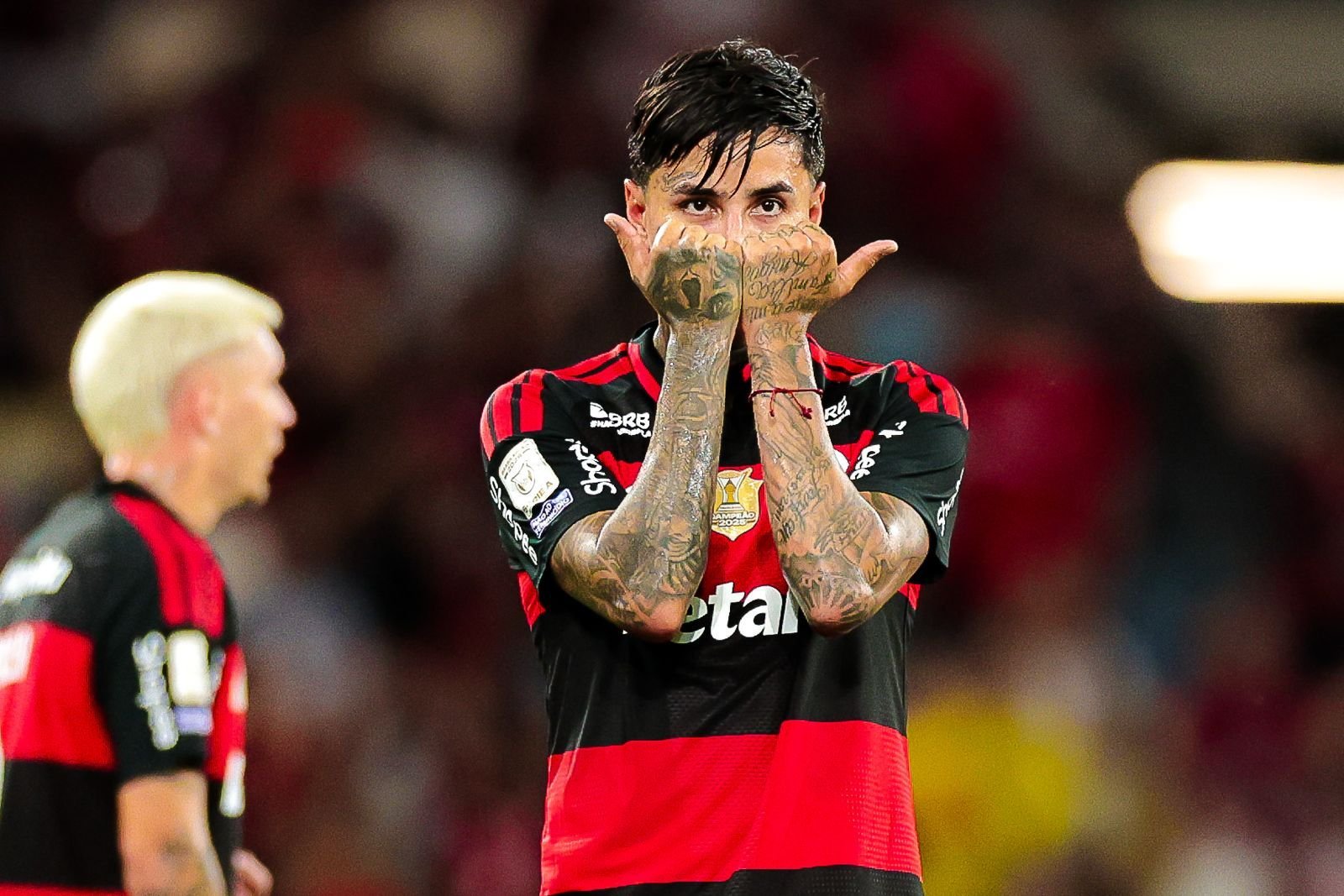 Com golaços de Erick Pulgar e Bruno Henrique, Flamengo bate o Vitória e segue na caça ao líder