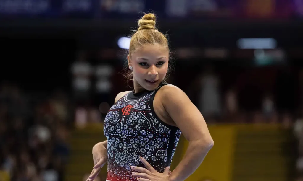 flavia saraiva fatura ouro na trave e no solo no campeonato brasileiro