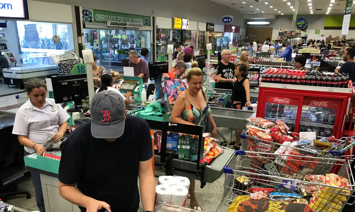 Inflação recua para 0,07% em julho e volta para meta do governo