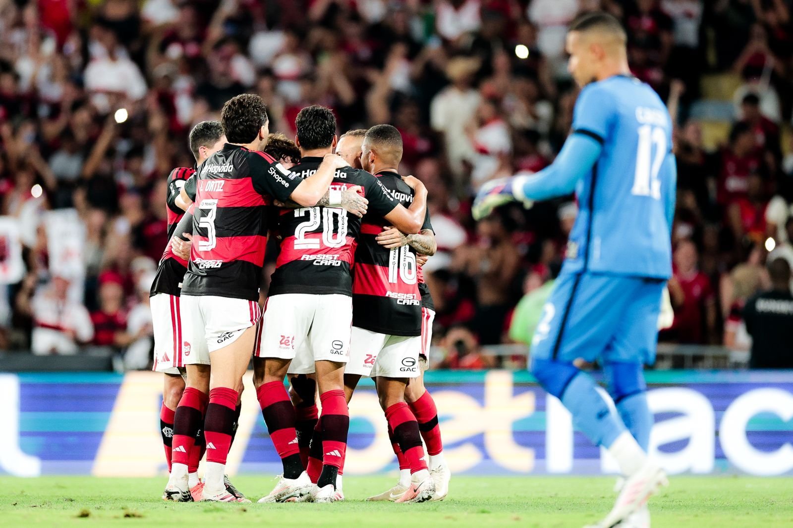 No clássico 400 da história, Flamengo dá show no Maracanã, vence o Botafogo por 3 a 0 e segue na briga pela liderança