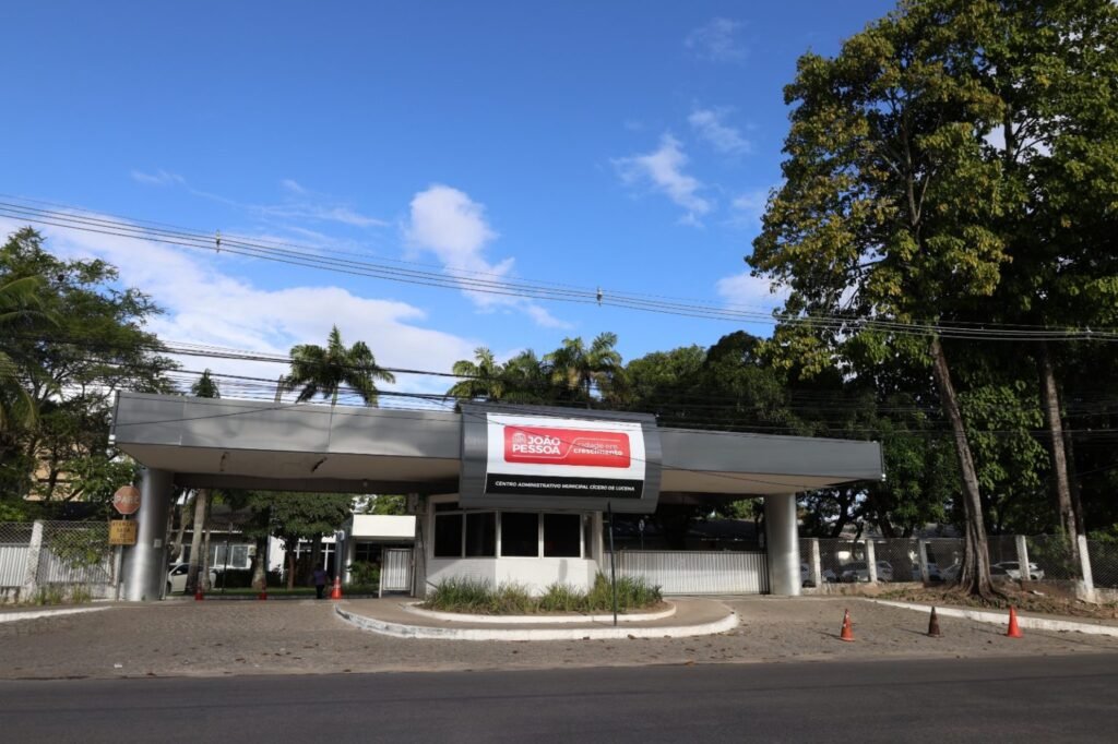 Prefeitura entrega crachás e fardas para ambulantes autorizados a trabalhar na Orla 23 prefeitura entrega crachas e fardas para ambulantes autorizados a trabalhar na orla