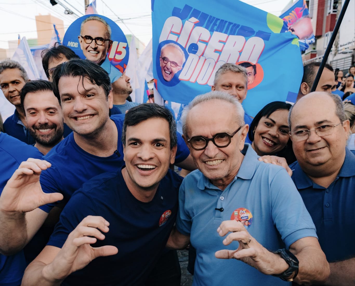 Cícero, Diogo, Veneziano e André reúnem multidão em caminhada pelas ruas de João Pessoa