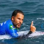 WSL: Ítalo Ferreira domina tubos em Teahupo’o e avança às semifinais