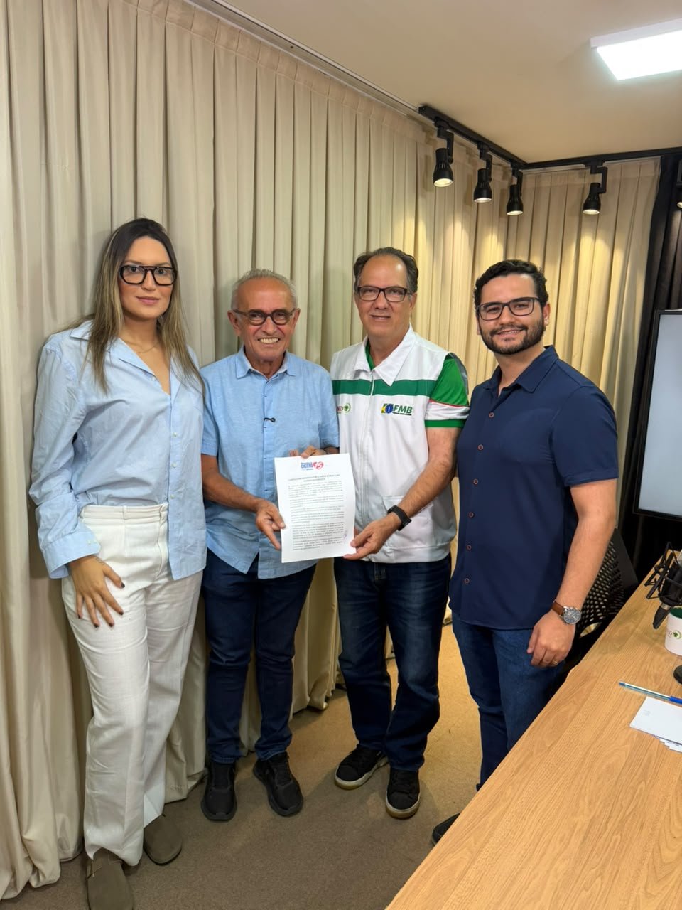 Cícero entrega Carta-compromisso com a Saúde Pública da Paraíba durante encontro com presidente do Sindicato dos Médicos