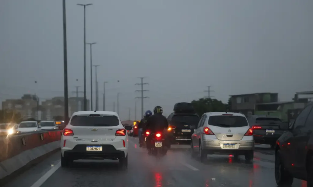 ciclone e frente fria deixam centro sul em alerta para tempestade
