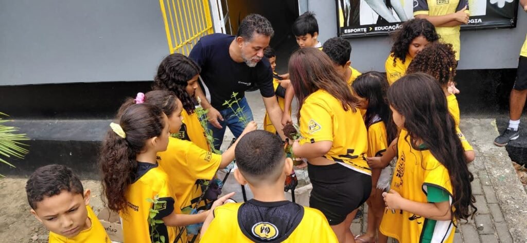 criancas e adolescentes do instituto futebol de rua celebram dia da arvore com plantio coletivo nesta segunda 21