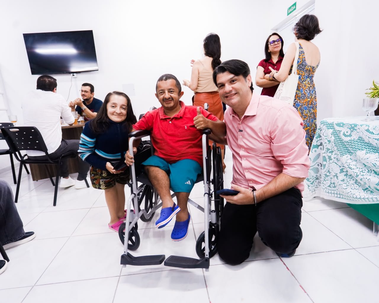 Em visita ao Centro de Doenças Raras, Leo Bezerra destaca pioneirismo em exames de sequenciamento genético
