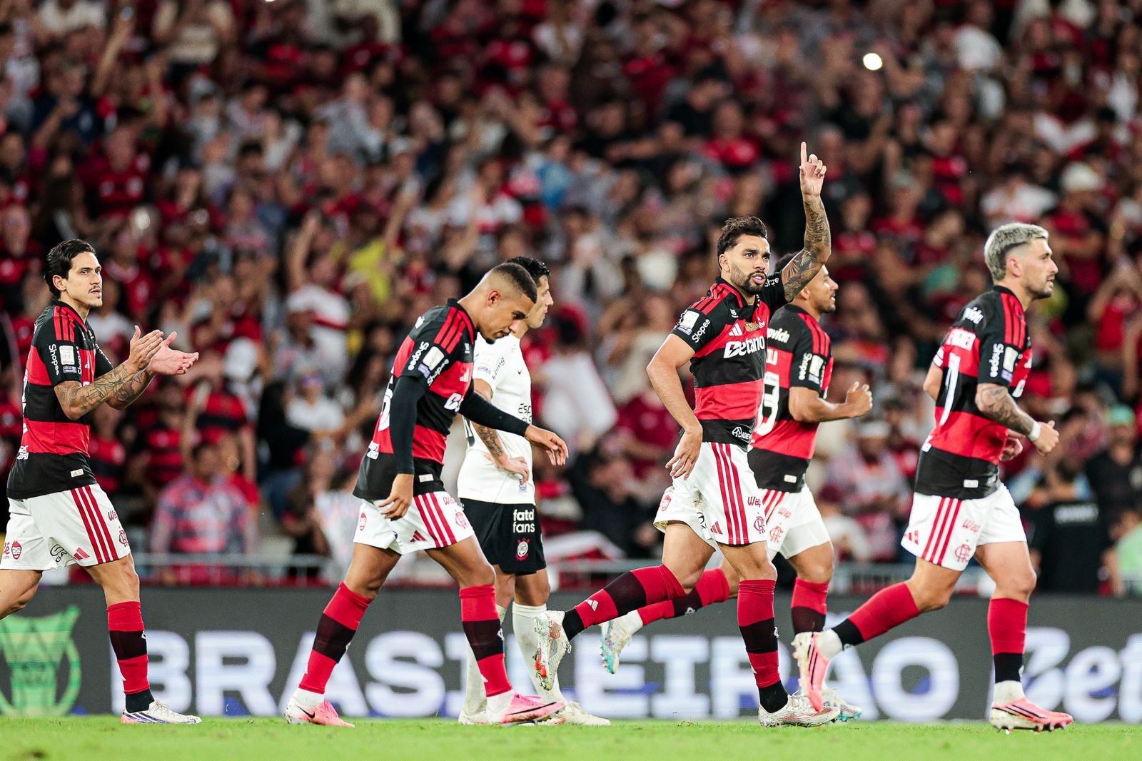 Flamengo luta até o fim, vence o Corinthians e reassume a liderança do Brasileirão