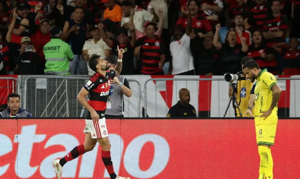flamengo vence e fica a um ponto do palmeiras lider do brasileirao