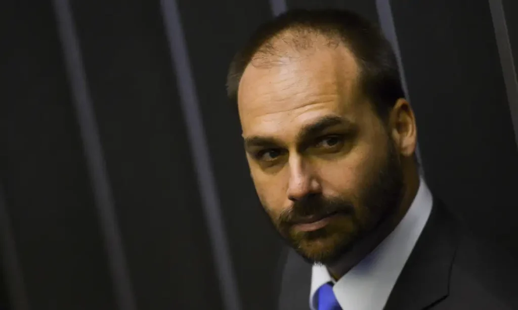 ministerio da justica demite eduardo bolsonaro por abandono de cargo 1