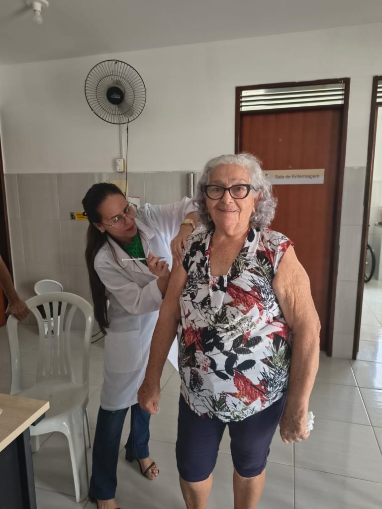 prefeitura inicia vacinacao com pneumo 20 para idosos a partir de 85 anos e reforca atendimento aos acamados