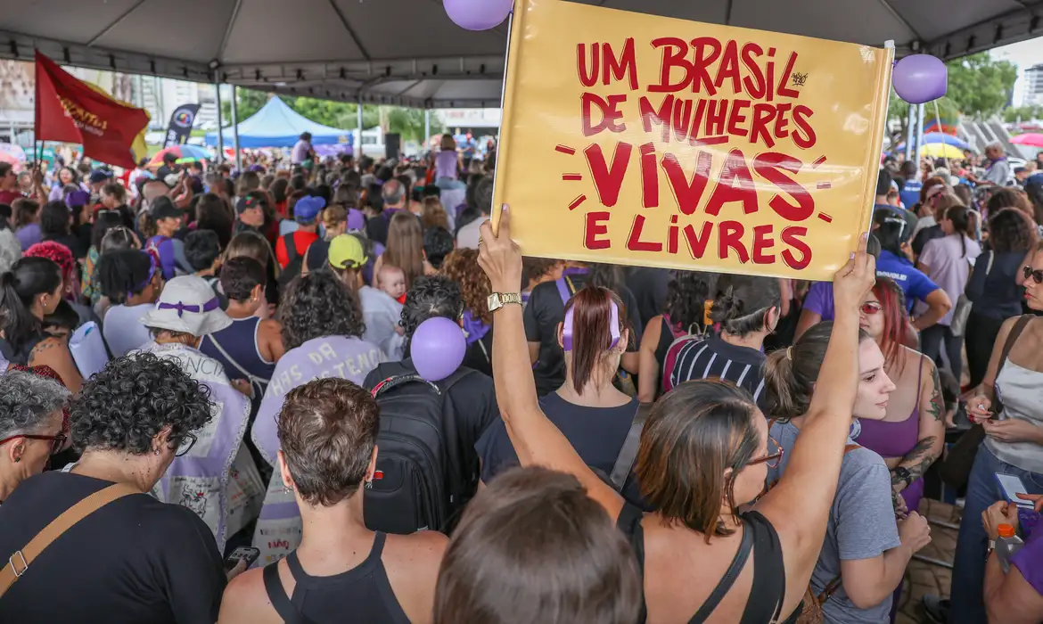 Violência muda rotina e escolhas de 98% das mulheres brasileiras