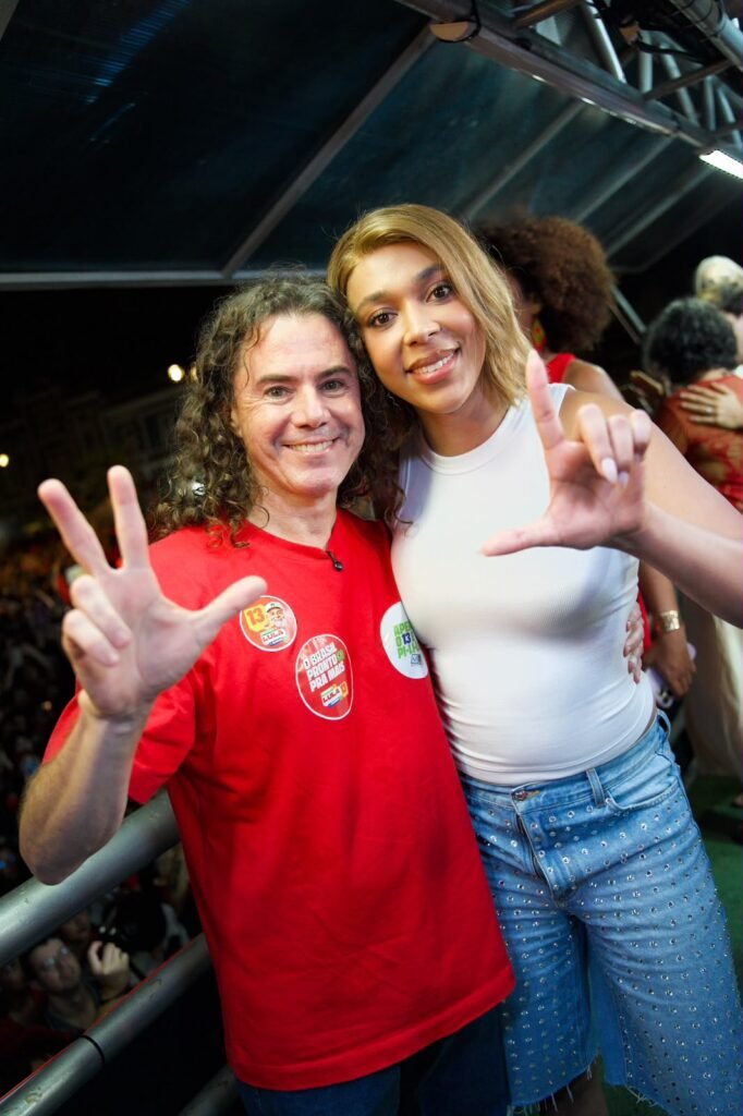 ao lado da deputada federal erika hilton veneziano participa de ato pro lula que lotou o ponto de cem reis em joao pessoa