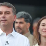 Avião com Flávio Bolsonaro e família segue para Miami