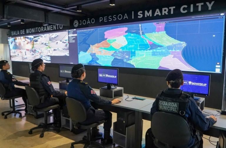 Com ajuda do sistema Smart City, suspeitos de depredar estrutura de vidro da estátua de Iemanjá são detidos