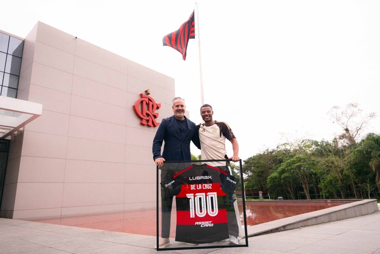 De La Cruz recebe camisa comemorativa pelos 100 jogos com o Manto