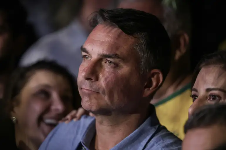 Eleições 2026: Flávio Bolsonaro surpreende no 1º turno, lidera disputa e desafia o favoritismo de Lula