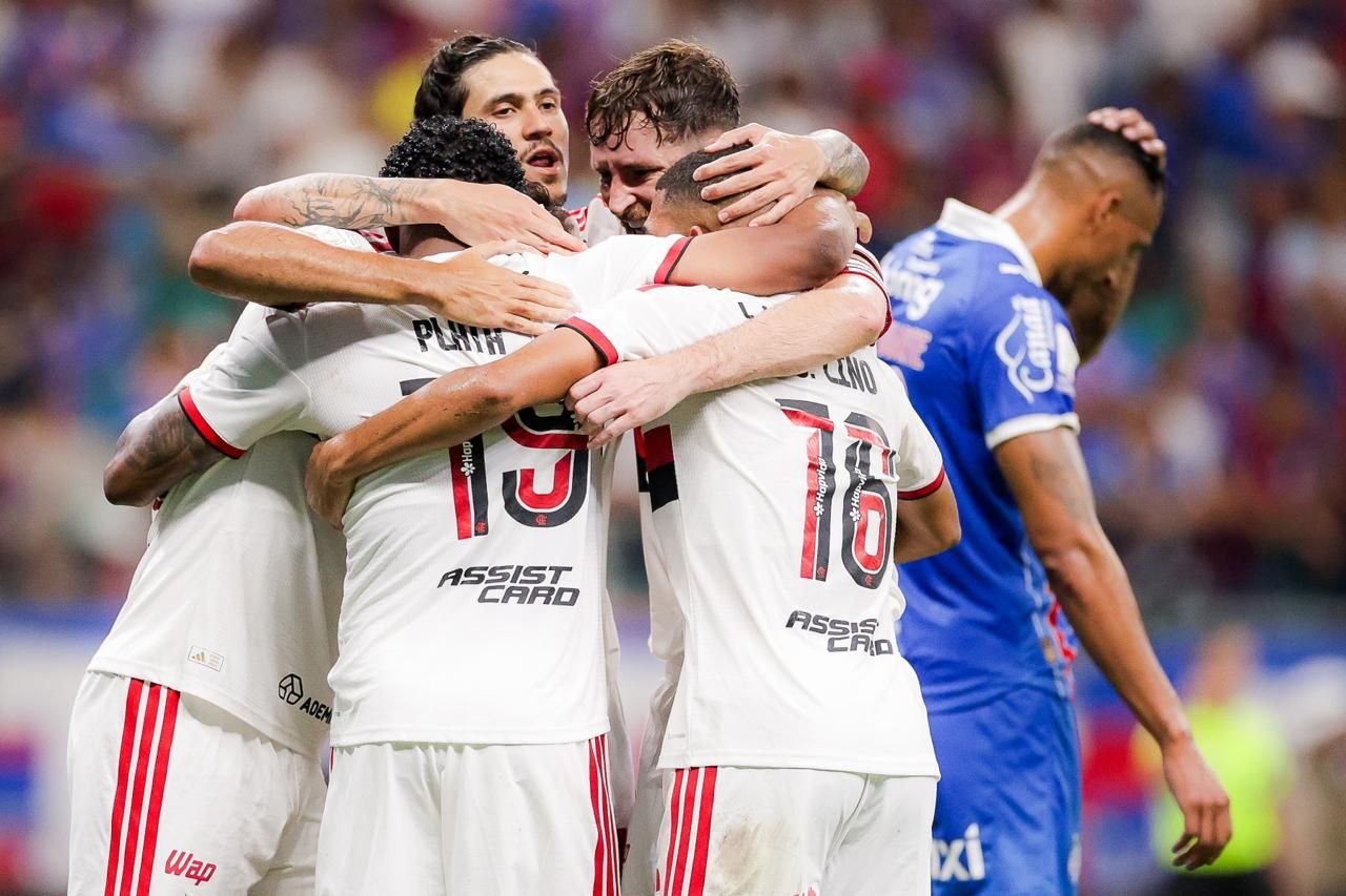 Flamengo vence o Bahia por 3 a 0 na Fonte Nova e segue na liderança do Brasileirão