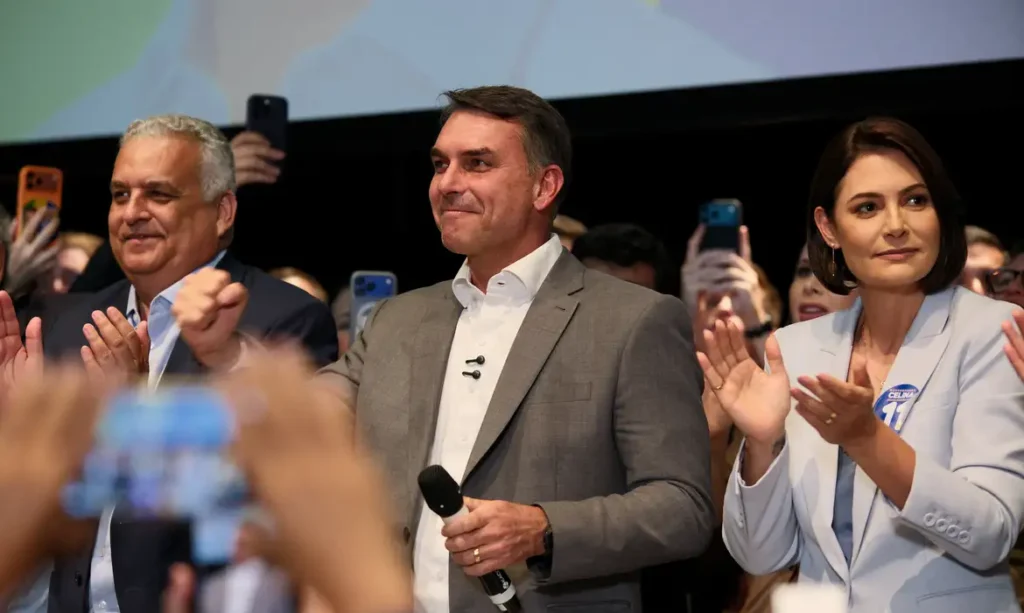 flavio bolsonaro recebe apoio de partidos e fala em mudar constituicao
