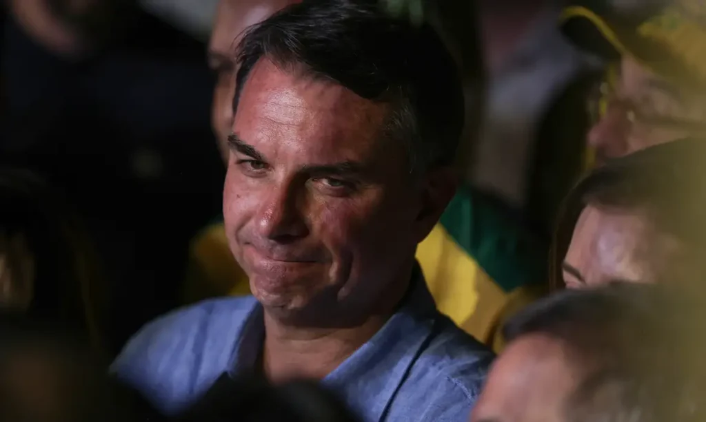fuga e carta golpista ampliam isolamento de flavio bolsonaro