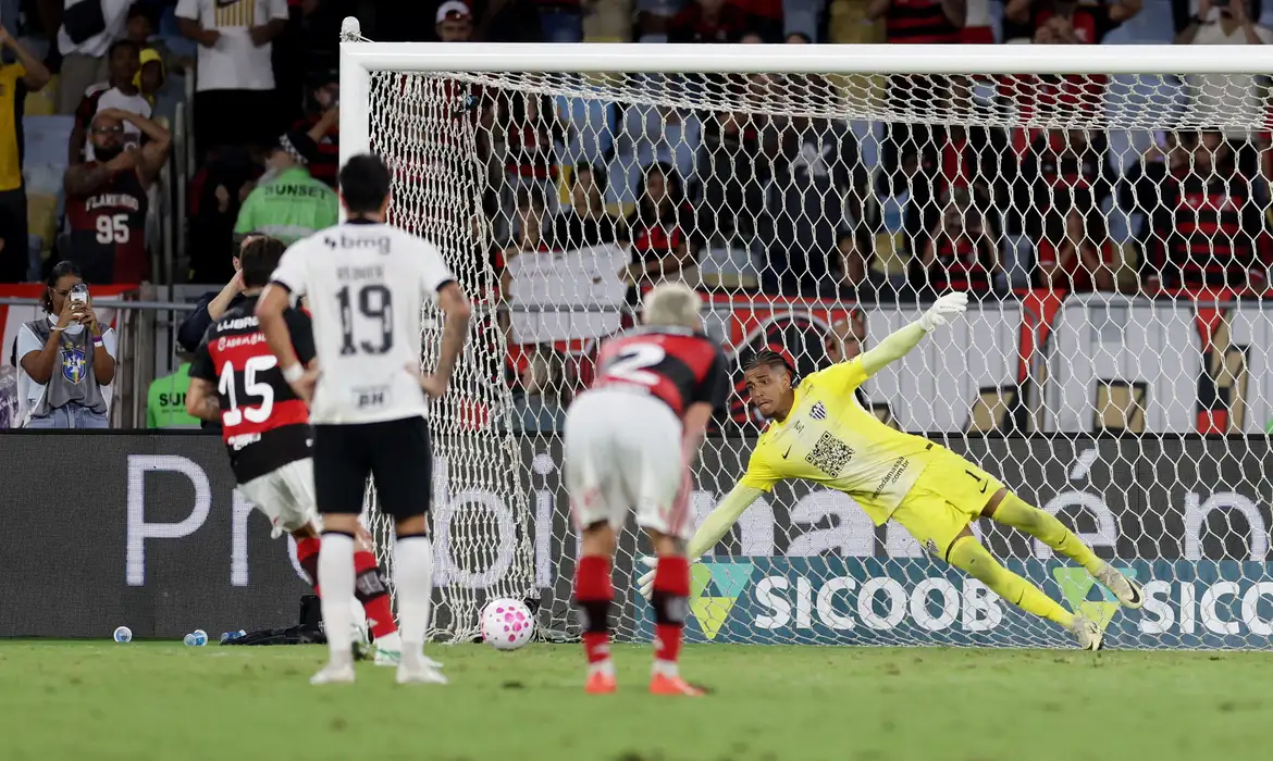 Gol nos acréscimos assegura Flamengo na liderança do Brasileirão
