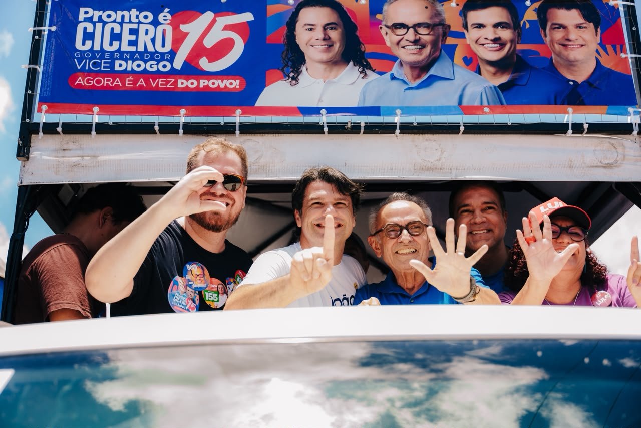 “No voto e na raça”: Cícero faz carreata histórica em João Pessoa