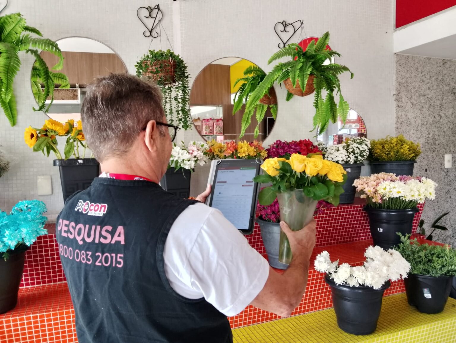 Pesquisa do Procon-JP registra diferença de R$ 700 no preço do arranjo de flores para o Dia de Finados