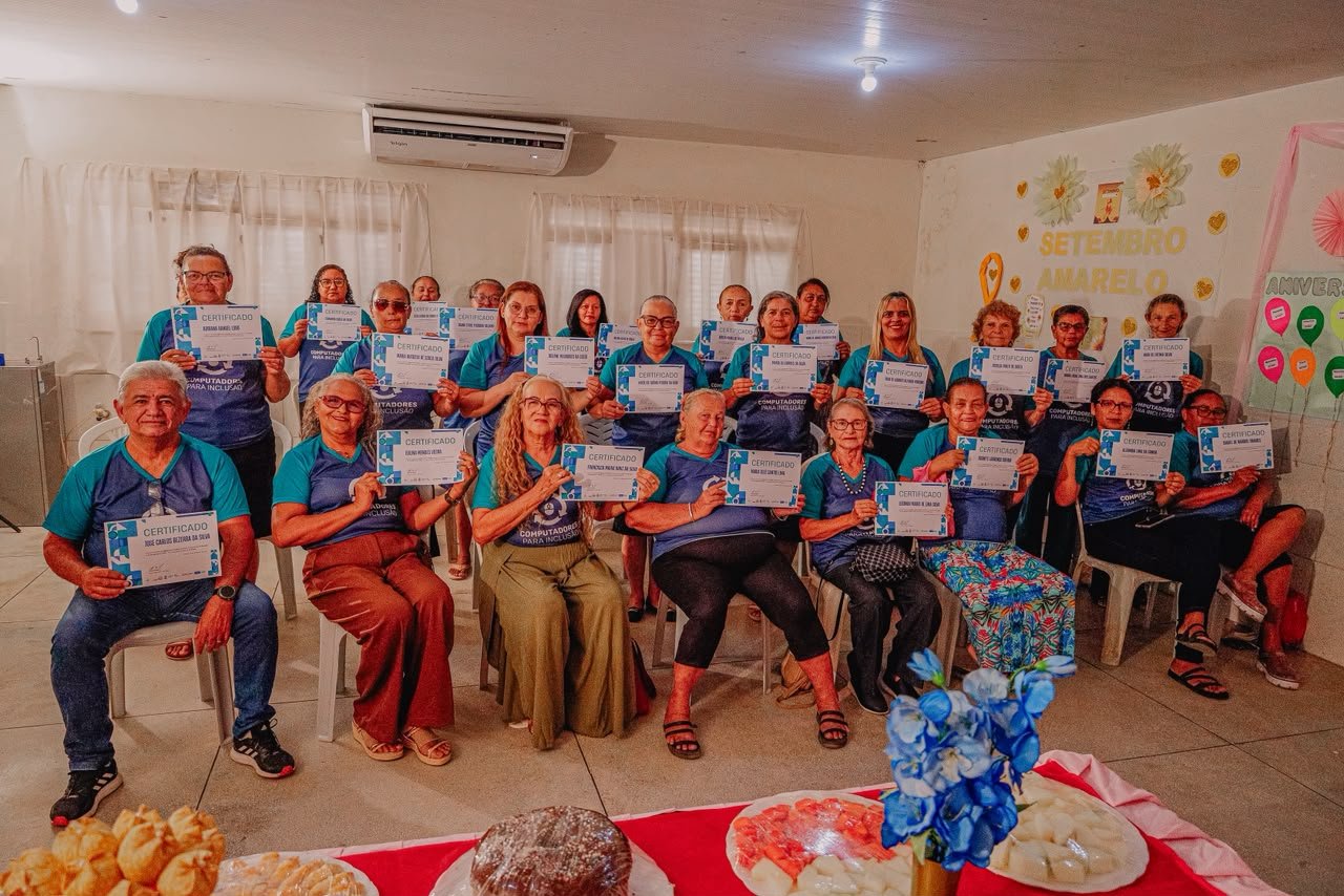 Prefeitura certifica 35 pessoas idosas em curso que promove autonomia no mundo digital