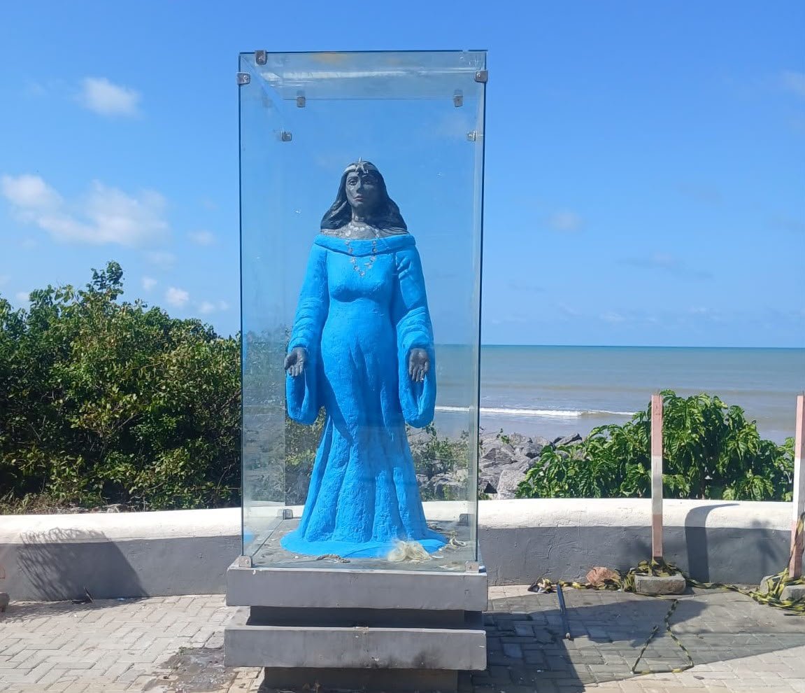 Prefeitura de João Pessoa substitui vidro de proteção da estátua de Iemanjá, no Cabo Branco