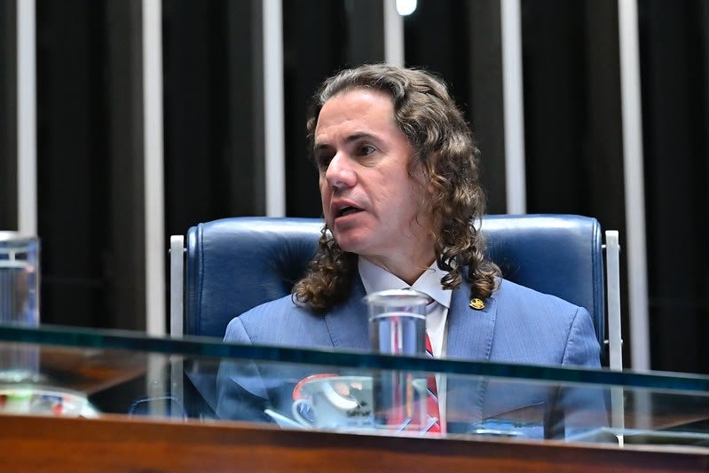 Ao orientar voto pelo fim da escala 6×1, Líder Veneziano alerta: Flávio Bolsonaro eleito revogaria a nova norma