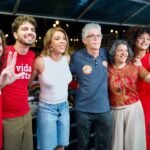 Ao lado da deputada federal Érika Hilton, Veneziano participa de ato pro-Lula que lotou o Ponto de Cem Reis, em João Pessoa