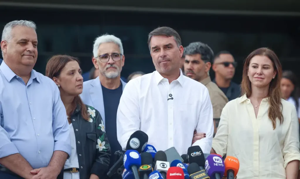 stf nega ter ordenado buscas em enderecos de flavio bolsonaro