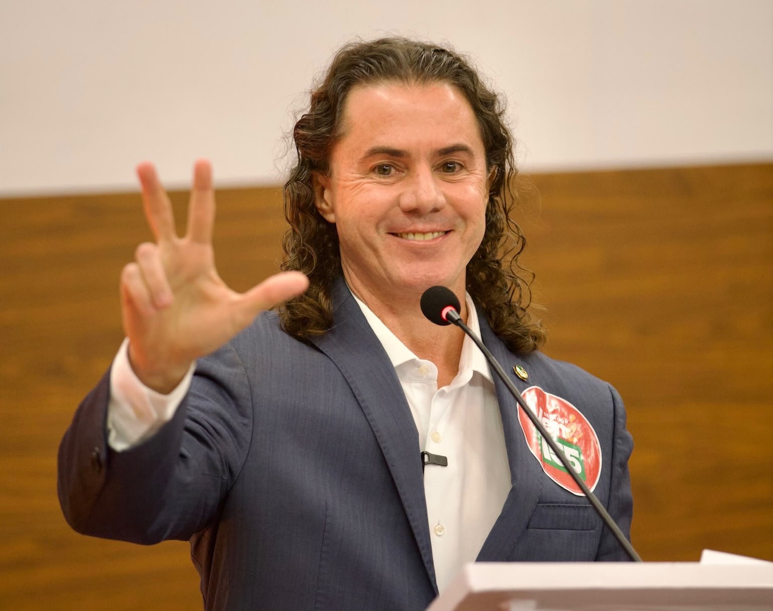 Veneziano ganha mais 4 direitos de reposta em cadeia de rádio e TV, que serão veiculados mesmo com o término do guia