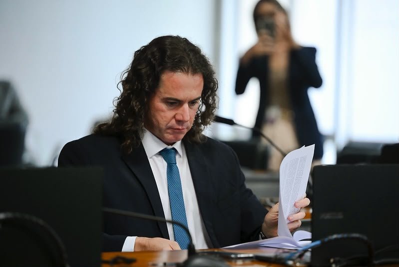 Veneziano já está em Brasília para votar e articular a aprovação do fim da escala 6×1, sem redução salarial