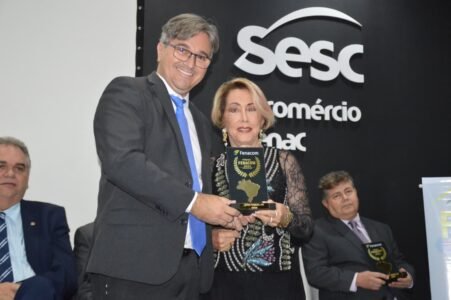 Comunicadores e autoridades de destaque nacional e estadual são homenageados em grande cerimônia da FENACOM na Paraíba 64