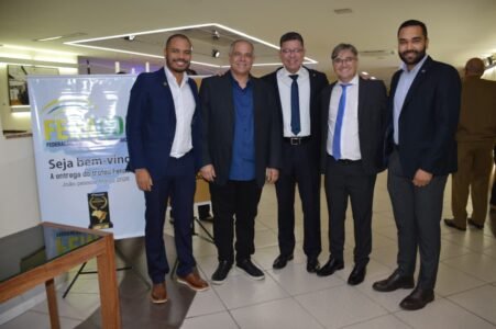 Comunicadores e autoridades de destaque nacional e estadual são homenageados em grande cerimônia da FENACOM na Paraíba 16