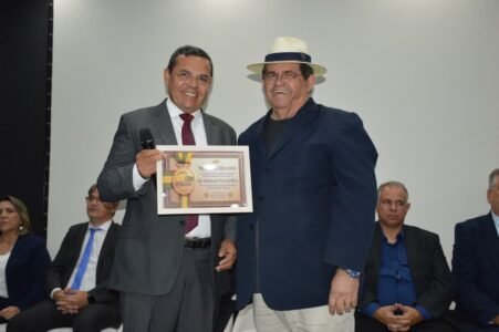 Comunicadores e autoridades de destaque nacional e estadual são homenageados em grande cerimônia da FENACOM na Paraíba 60