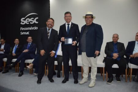 Comunicadores e autoridades de destaque nacional e estadual são homenageados em grande cerimônia da FENACOM na Paraíba 57