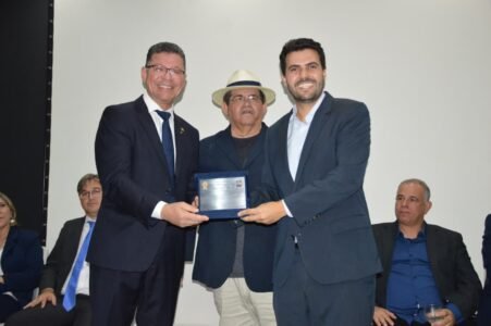 Comunicadores e autoridades de destaque nacional e estadual são homenageados em grande cerimônia da FENACOM na Paraíba 56