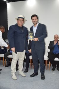 Comunicadores e autoridades de destaque nacional e estadual são homenageados em grande cerimônia da FENACOM na Paraíba 55