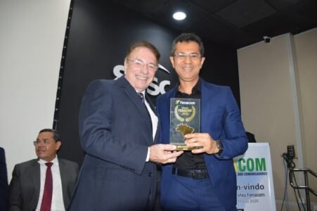 Comunicadores e autoridades de destaque nacional e estadual são homenageados em grande cerimônia da FENACOM na Paraíba 53