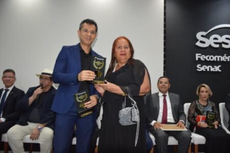 Comunicadores e autoridades de destaque nacional e estadual são homenageados em grande cerimônia da FENACOM na Paraíba 52