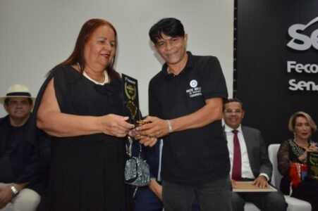 Comunicadores e autoridades de destaque nacional e estadual são homenageados em grande cerimônia da FENACOM na Paraíba 51