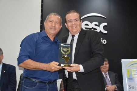 Comunicadores e autoridades de destaque nacional e estadual são homenageados em grande cerimônia da FENACOM na Paraíba 49