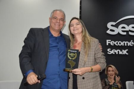 Comunicadores e autoridades de destaque nacional e estadual são homenageados em grande cerimônia da FENACOM na Paraíba 48