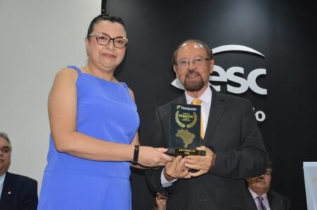 Comunicadores e autoridades de destaque nacional e estadual são homenageados em grande cerimônia da FENACOM na Paraíba 45